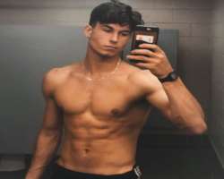 Jacy has maintained his six-pack abs and often uploads his shirtless photographs on his Instagram feed.